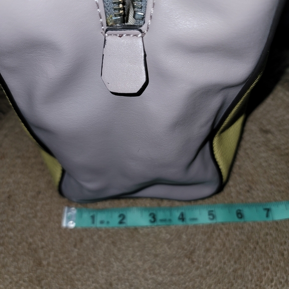Guess purse - Picture 3 of 12